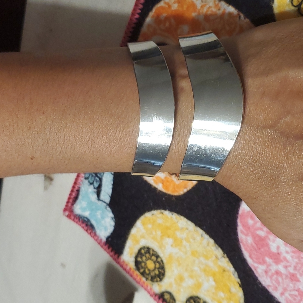 Silver plated beautiful 😍 cuff bracelet. A must have for your collection.
